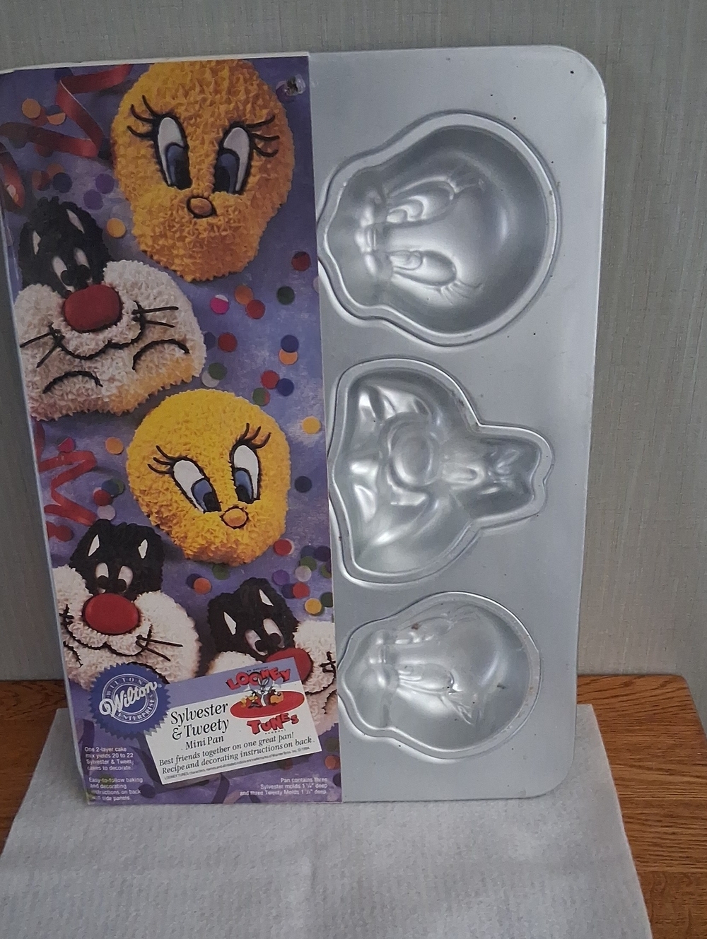 Wilton Silver Looney Tunes Sylvester & Tweety Mini Cake Pan